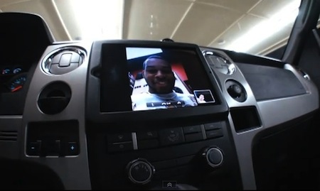 iPad 2 instalado en el salpicadero del coche
