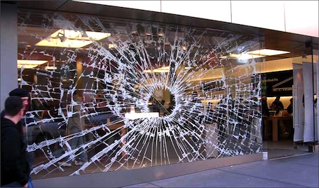 Una mujer de 83 años se rompe la nariz con la puerta de cristal de una Apple Store y demanda un millón de dólares