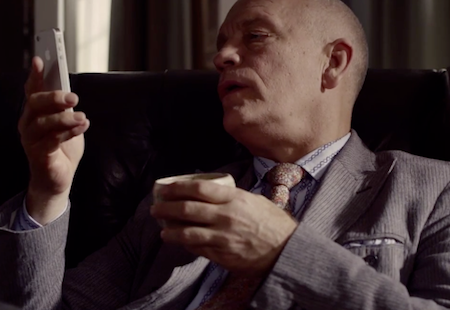 John Malkovich aparece en dos nuevos anuncios del iPhone 4S